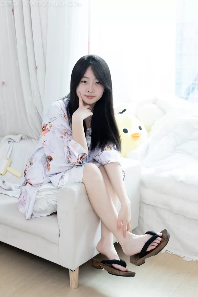 物恋传媒 NO.2715 萌萌-木屐、薄黑丝、纯白棉袜[197P/1V/5.64GB]插图2