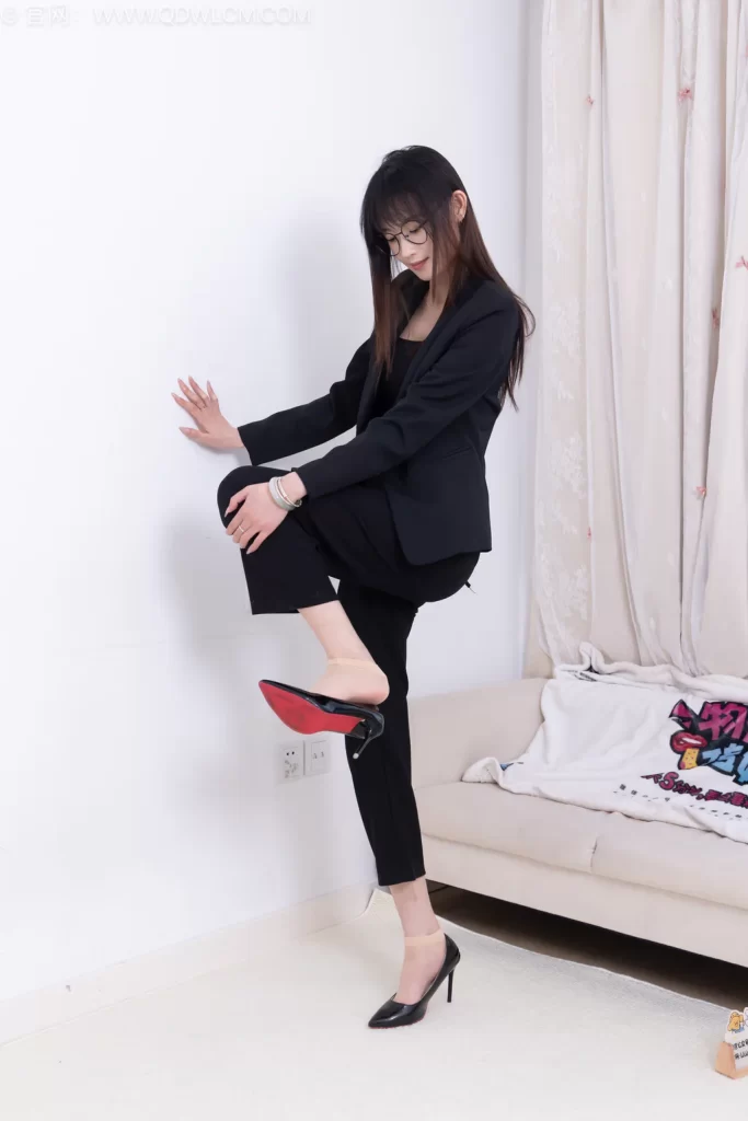 物恋传媒 NO.2716 山奈-高跟鞋、短肉丝、裸足、ol制服[140P/1V/2.93GB]插图1