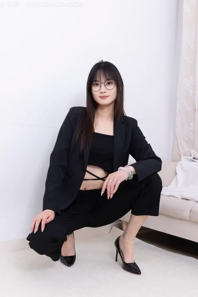 物恋传媒 NO.2716 山奈-高跟鞋、短肉丝、裸足、ol制服[140P/1V/2.93GB]插图2