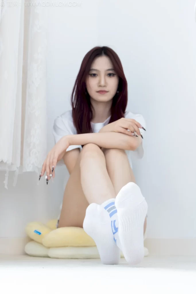 物恋传媒 NO.2738 苹果-帆布鞋、白棉袜、裸足[158P/1V/3.54GB]插图3