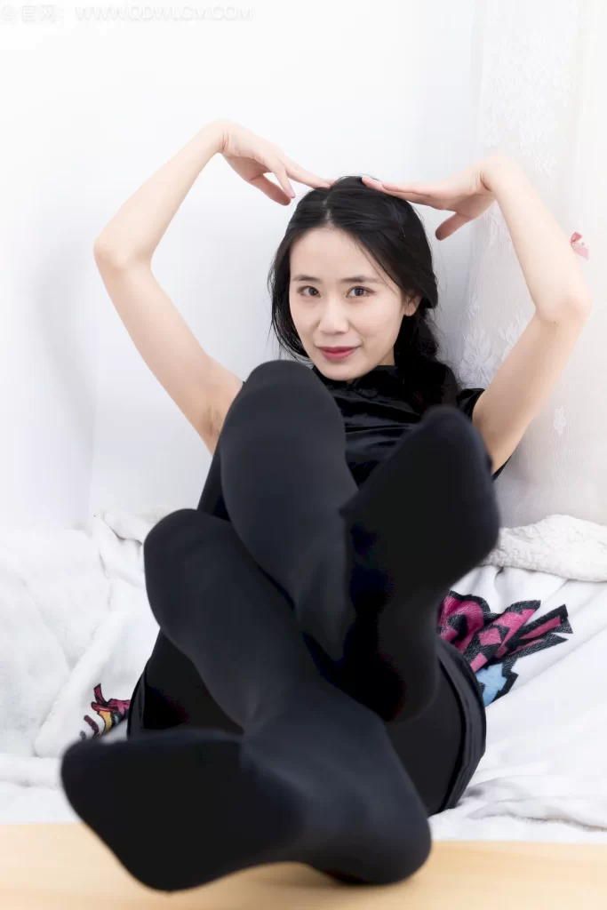 物恋传媒 NO.2743 菜菜-高跟鞋、厚黑丝[162P/1V/3.17GB]插图3