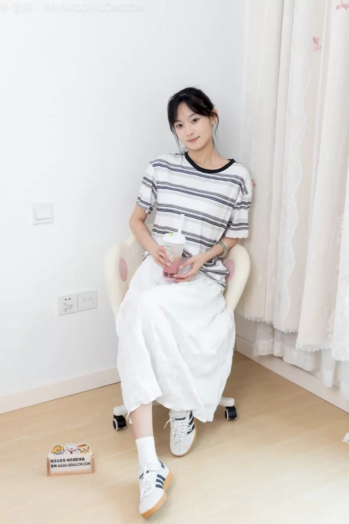 物恋传媒 NO.2754 山奈-德训鞋、运动鞋、纯白棉袜、短肉丝、裸足[210P/1V/6.06GB]插图1