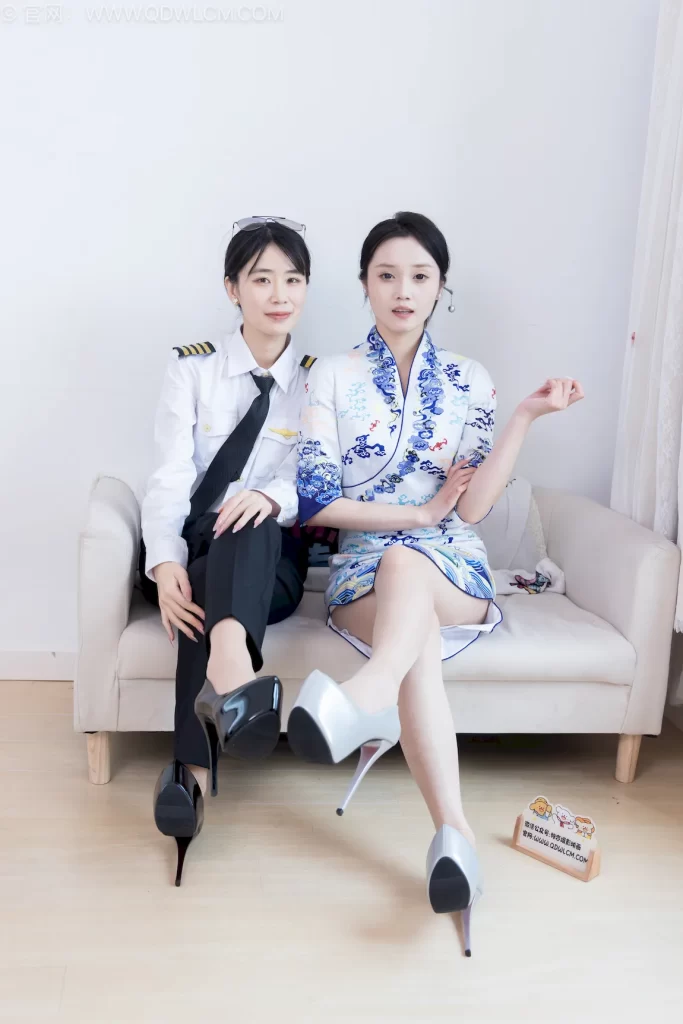 物恋传媒 NO.2759 菜菜&橙子-高跟鞋、两双人字拖、薄肉丝、空姐制服[226P/1V/5.94GB]插图2