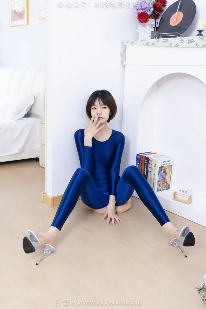 [BoBoSocks袜啵啵]NO.749 小甜豆-高跟凉鞋、蓝色连体衣、裤里丝、薄肉丝[186P/1V/6.68GB]插图2