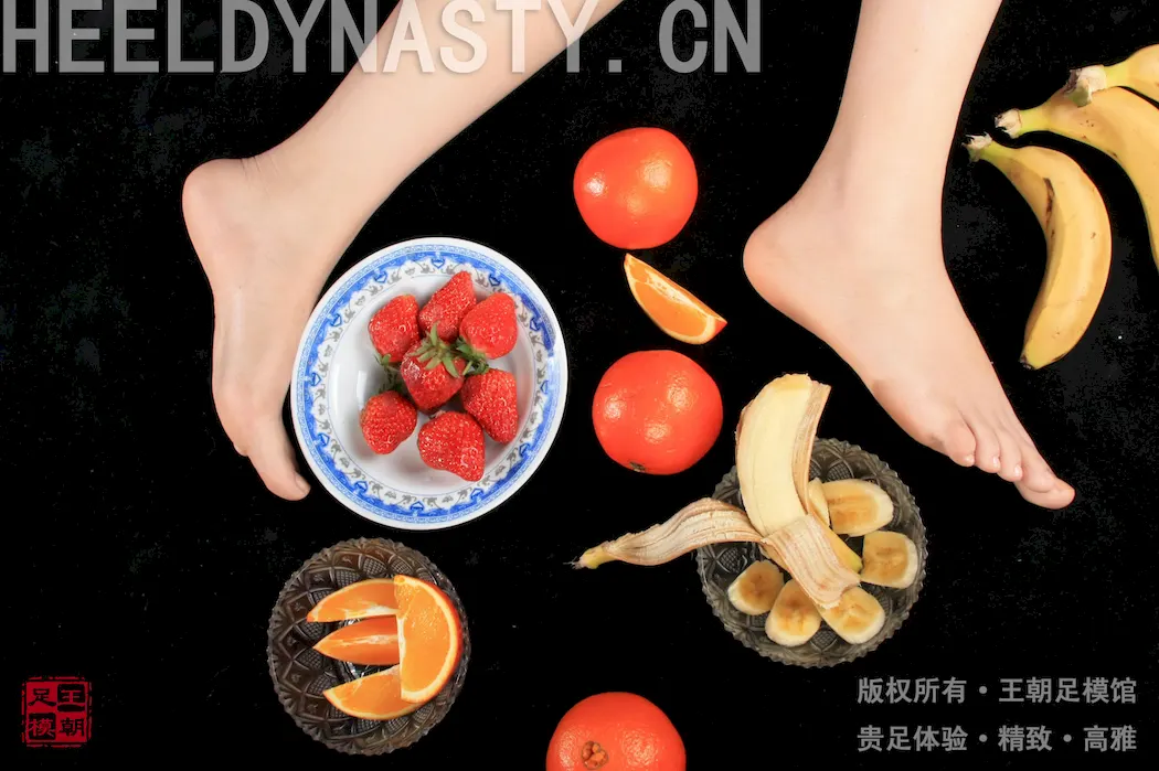 图片[2]-[王朝贵足]0038 室内套图 安安完美晶莹裸足缤纷水果盛宴足踩系列A[30P/18MB]-无料摄影圈