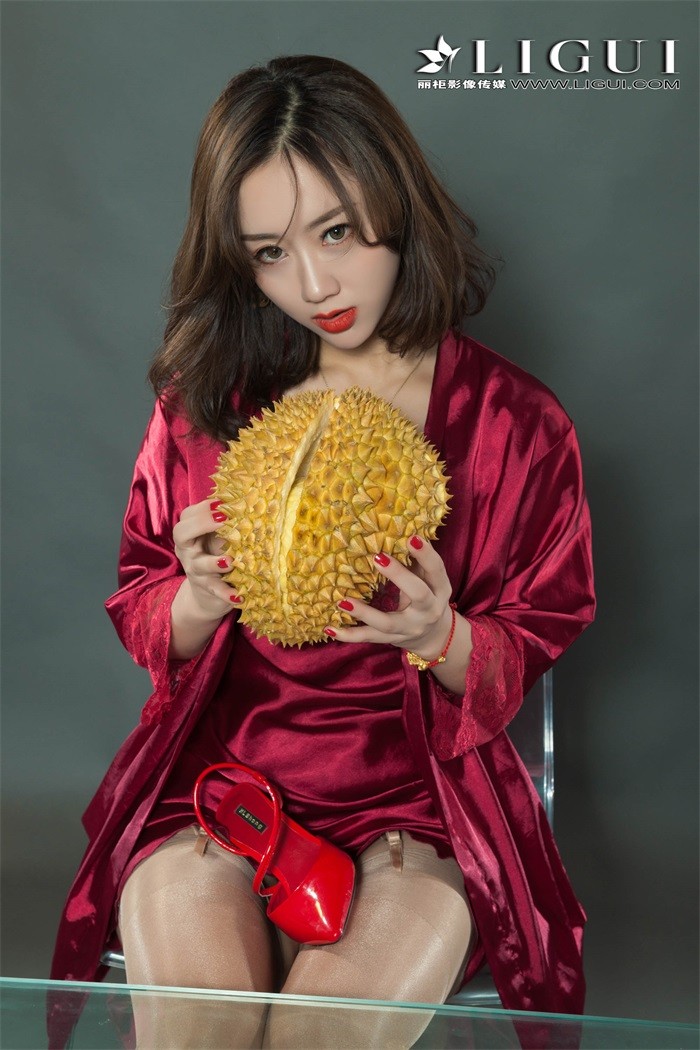 图片[2]-[Ligui丽柜] 2018.09.22 酒红睡衣配榴莲Model 然然 [56+1P/30MB]-无料摄影圈